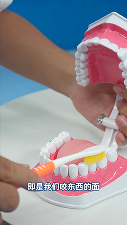 小朋友應該怎么刷牙？